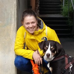 Portrait mit Hund von Annika Dwamena, Ergotherapeutin, Reittherapeutin IPTH